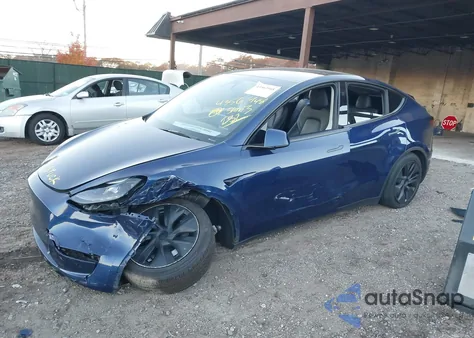 2024 Tesla Model Y Long Range Dual Motor All-Wheel Drive z USA, uszkodzony, nr VIN 7SAYGAEE4RF202351